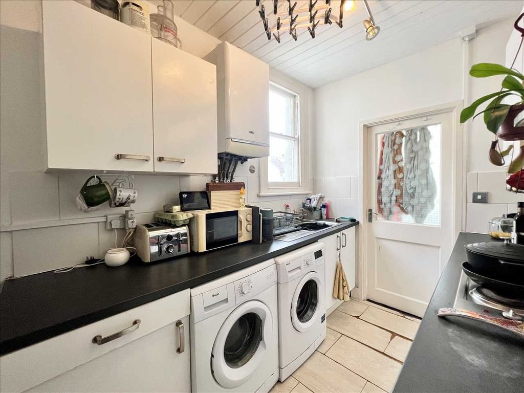 2 bed flat for sale in Leigh Road, Leigh On Sea, Essex SS9, £230,000