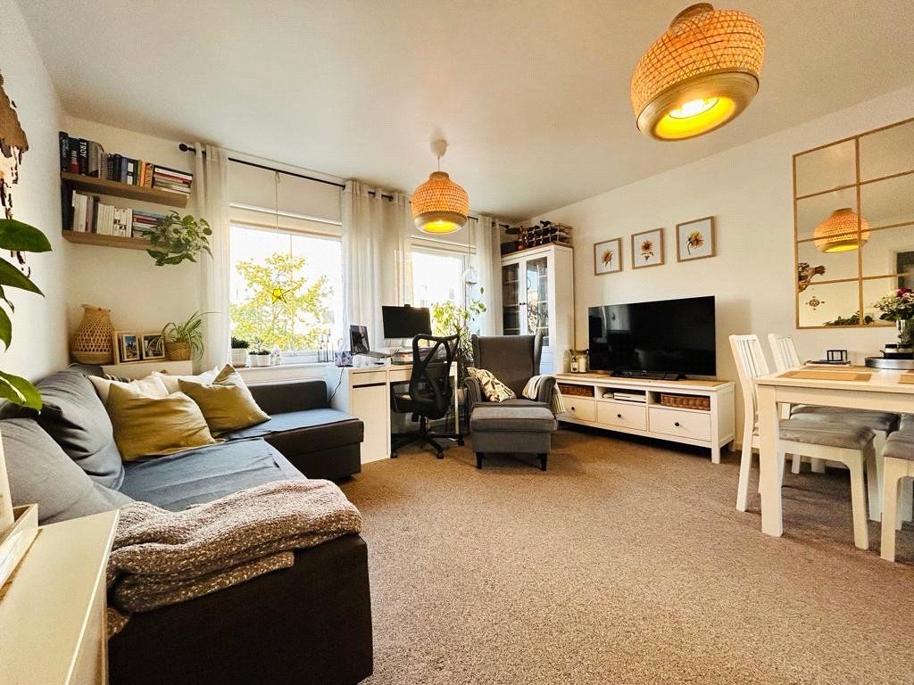 2 bed flat for sale in Lundy House, Drake Way, Reading, Berkshire RG2, £250,000