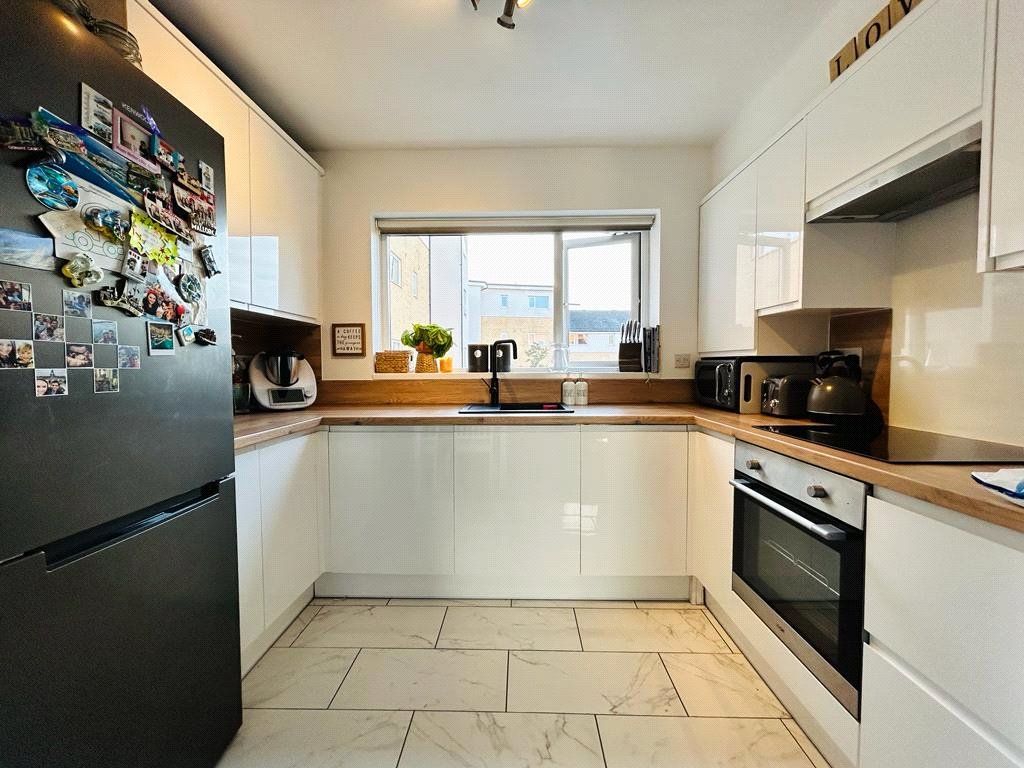 2 bed flat for sale in Lundy House, Drake Way, Reading, Berkshire RG2, £250,000