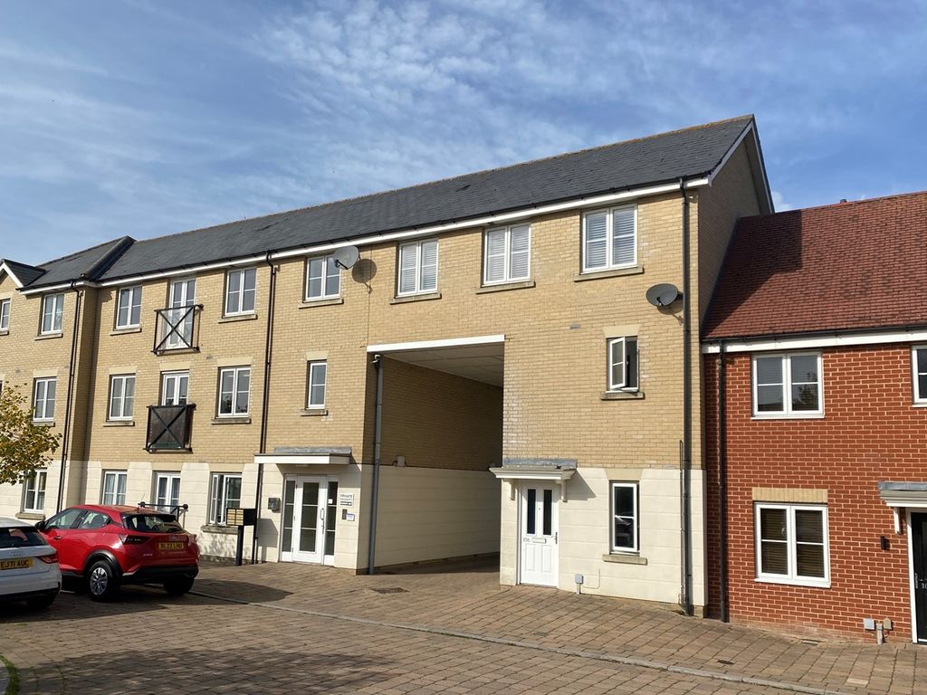 2 bed flat for sale in Burghley Way, Chelmsford CM2, £230,000