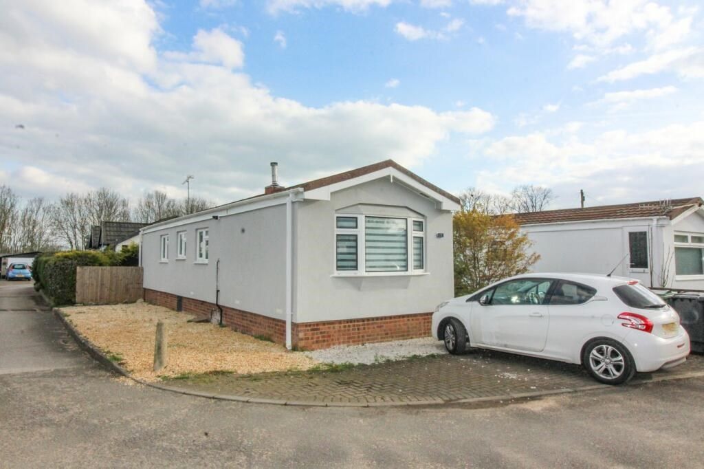 2 bed mobile/park home for sale in Woodside Park Homes, Woodside, Luton LU1, £179,000