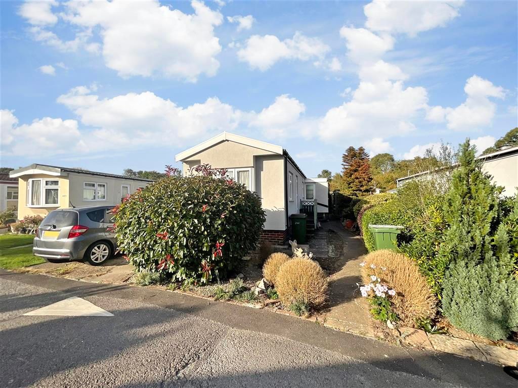 2 bed mobile/park home for sale in Worthing Road, Southwater, Horsham, West Sussex RH13, £135,000