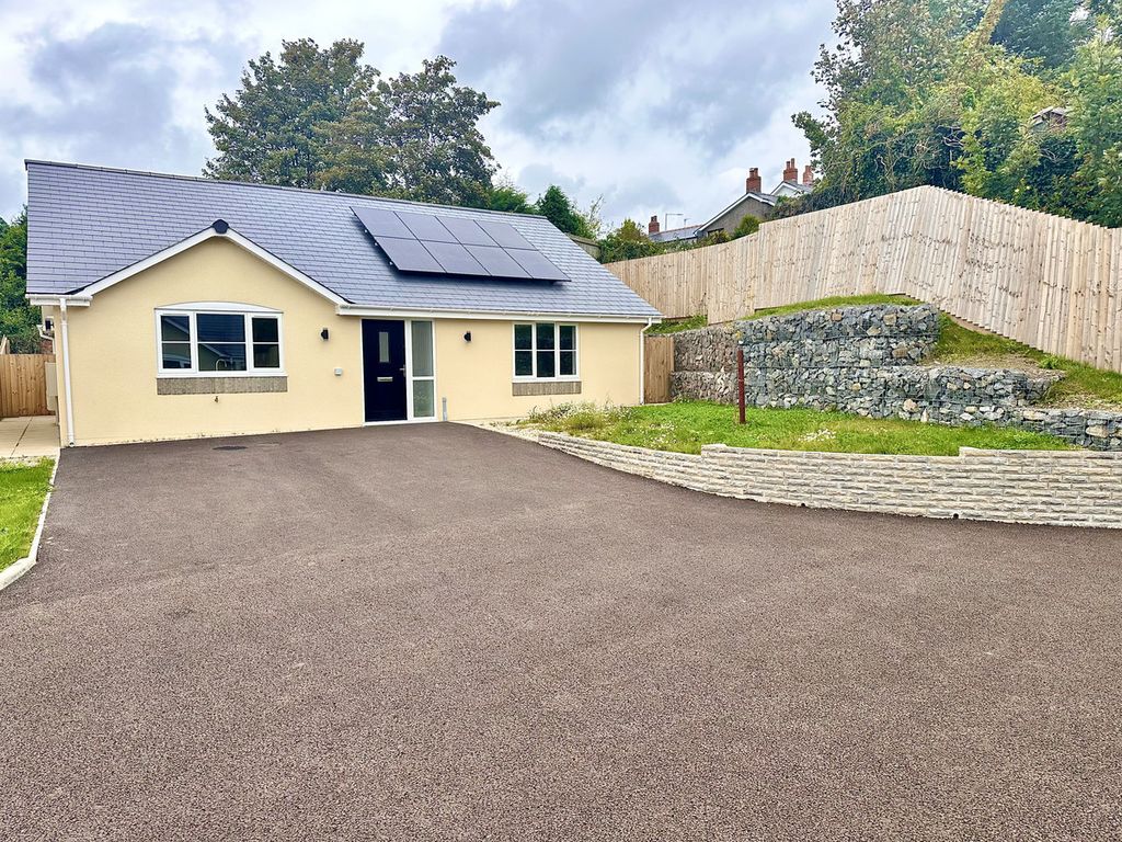 3 bed detached bungalow for sale in Trem Pant Glas, Pontypool NP4, £290,000