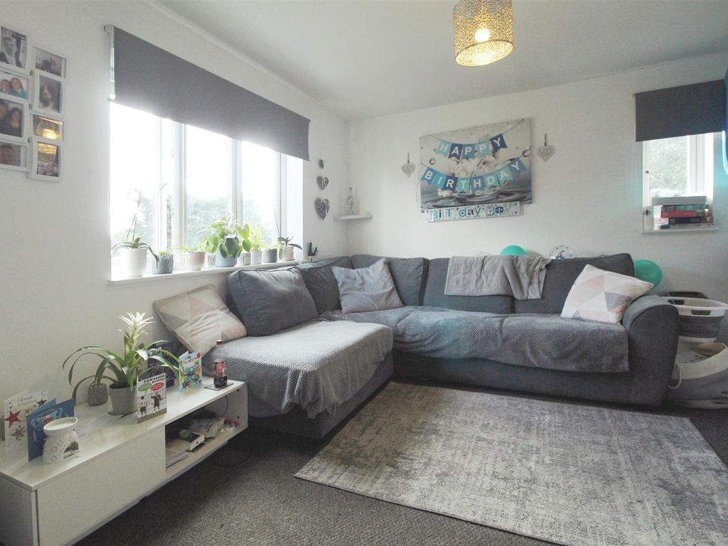 2 bed flat for sale in Maplin Park, Langley, Slough SL3, £200,000