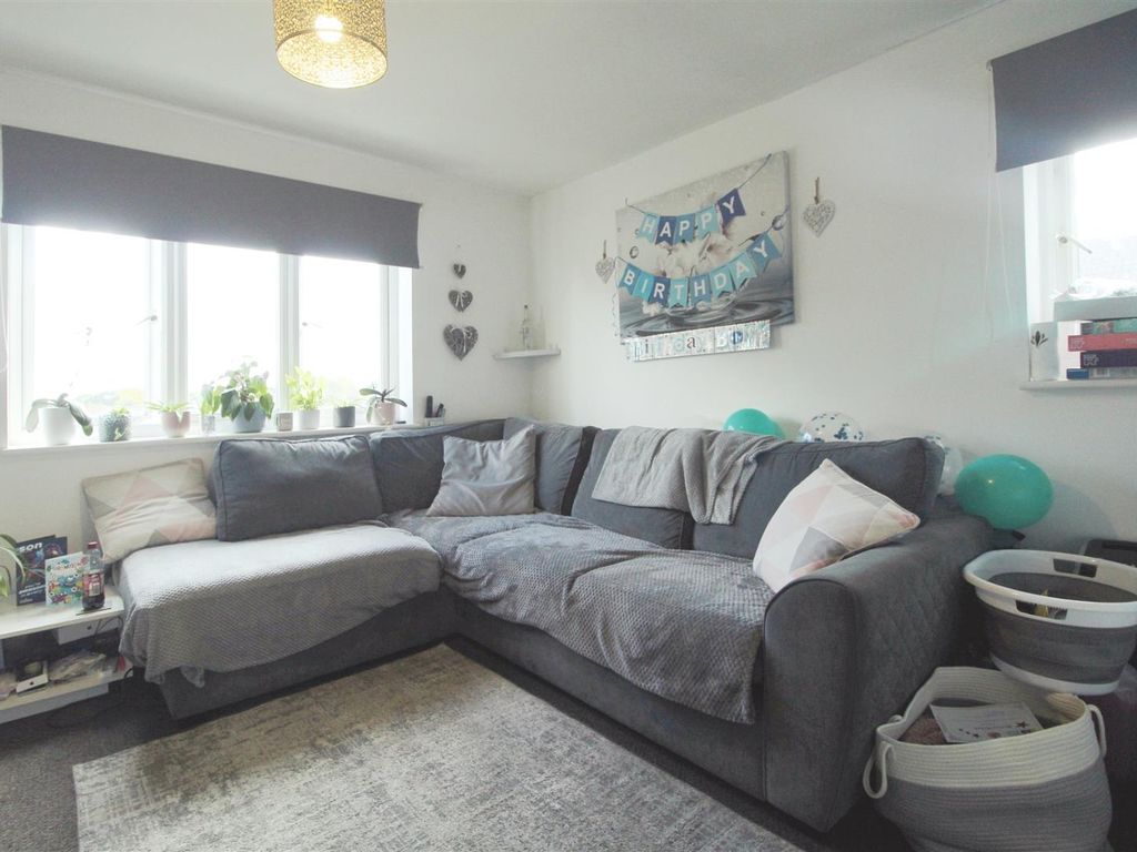 2 bed flat for sale in Maplin Park, Langley, Slough SL3, £200,000