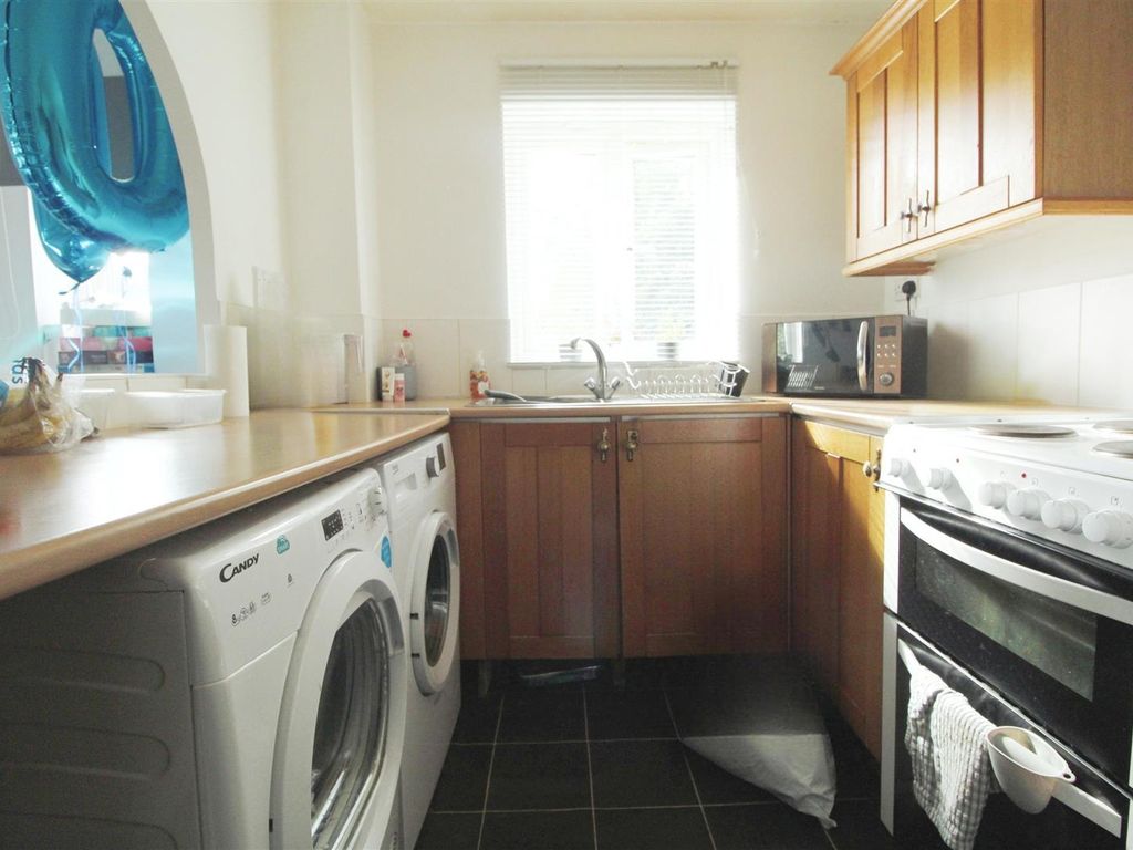 2 bed flat for sale in Maplin Park, Langley, Slough SL3, £200,000