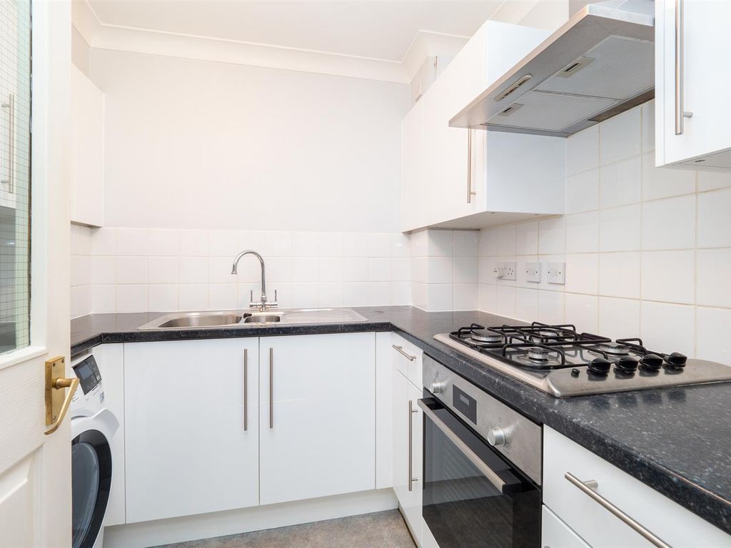 1 bed flat for sale in Worcester Road, Sutton SM2, £260,000
