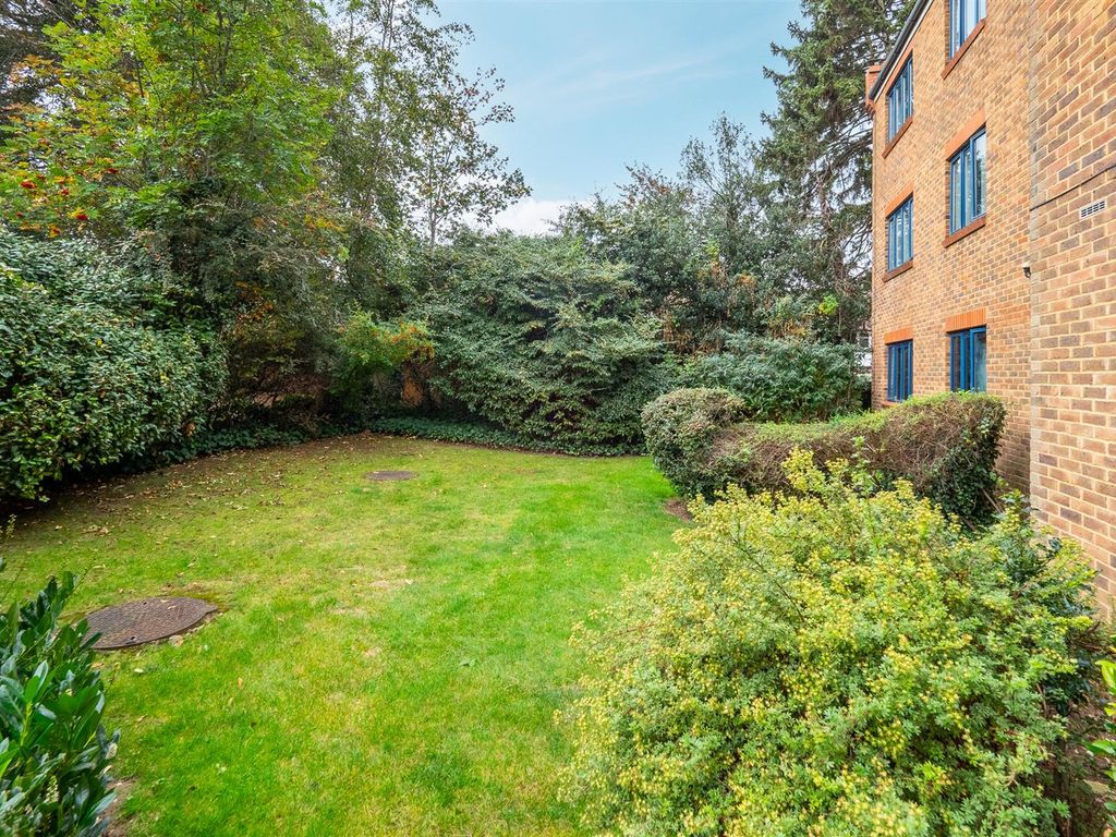 1 bed flat for sale in Worcester Road, Sutton SM2, £260,000