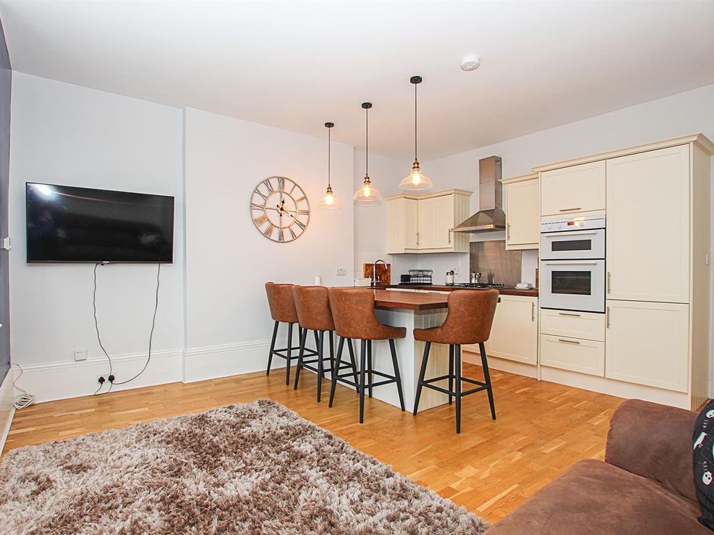 2 bed flat for sale in Old Station Road, Newmarket CB8, £190,000