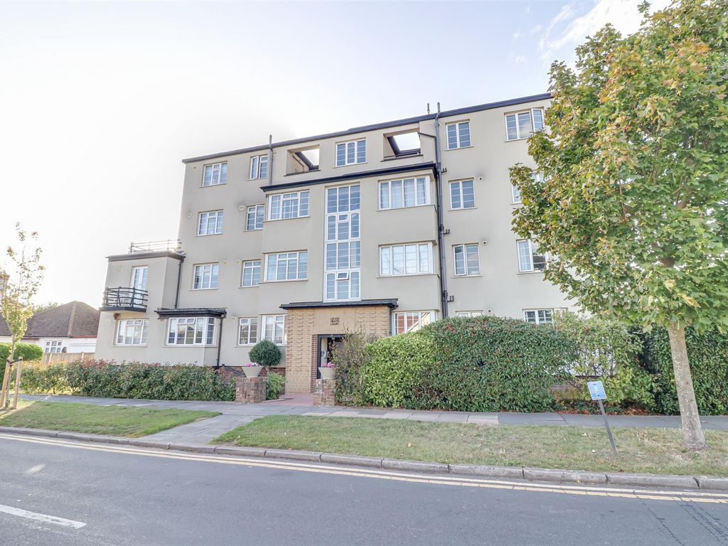 2 bed flat for sale in London Road, Leigh-On-Sea SS9, £250,000
