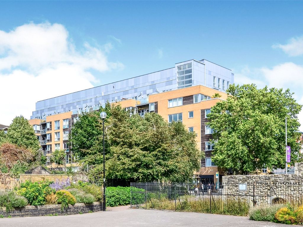2 bed flat for sale in High Street, Southampton, Hampshire SO14, £210,000