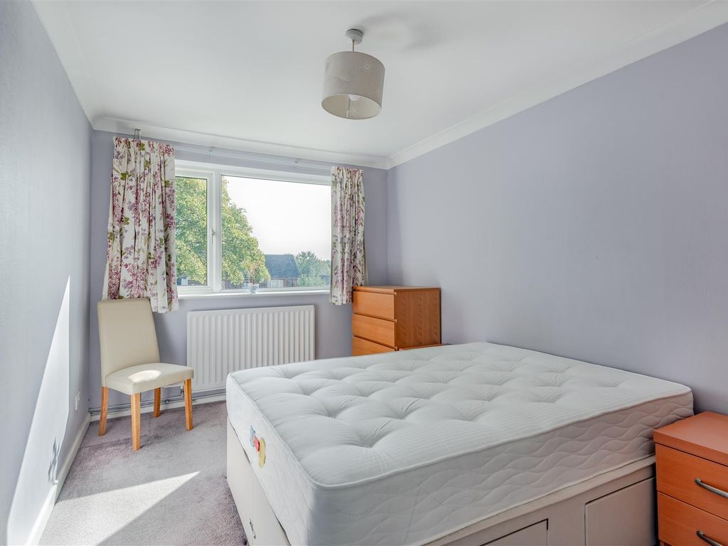2 bed flat for sale in Kenya Court, Horley Row, Horley RH6, £245,000