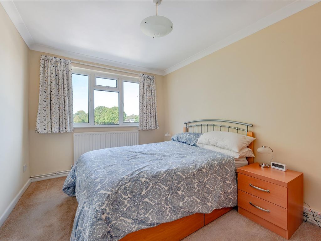 2 bed flat for sale in Kenya Court, Horley Row, Horley RH6, £245,000