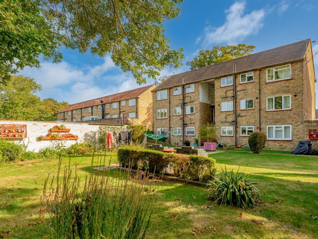 2 bed flat for sale in Kenya Court, Horley Row, Horley RH6, £245,000