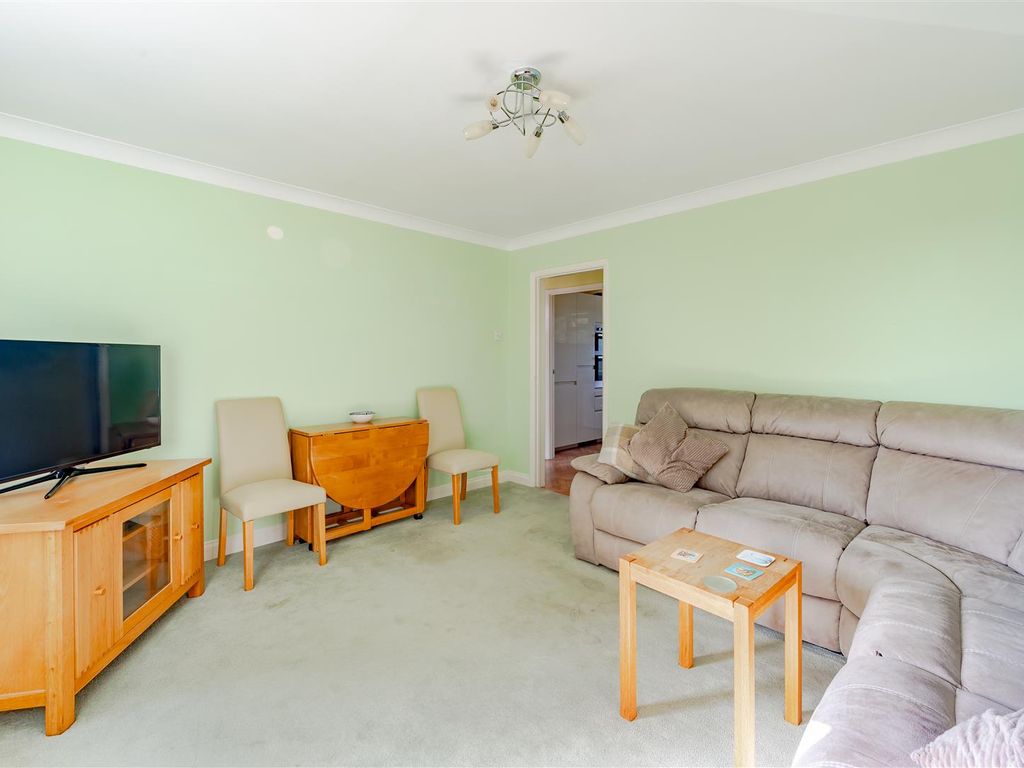 2 bed flat for sale in Kenya Court, Horley Row, Horley RH6, £245,000