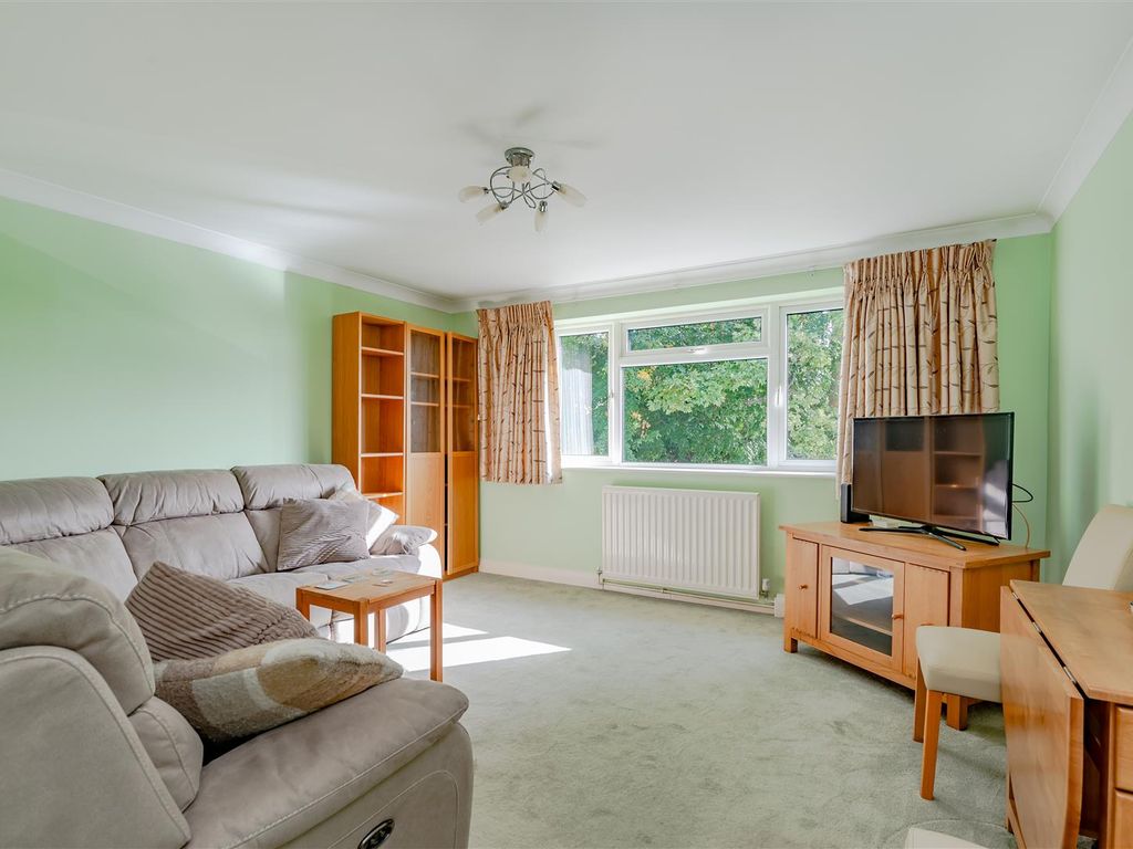 2 bed flat for sale in Kenya Court, Horley Row, Horley RH6, £245,000