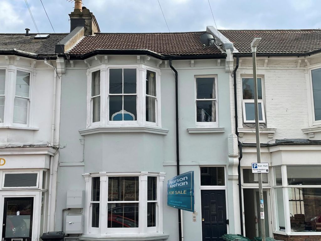 2 bed flat for sale in Grantham Road, Brighton BN1, £280,000