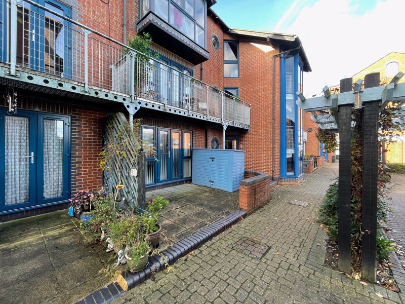 1 bed flat for sale in Alfredston Place, Wantage OX12, £175,000