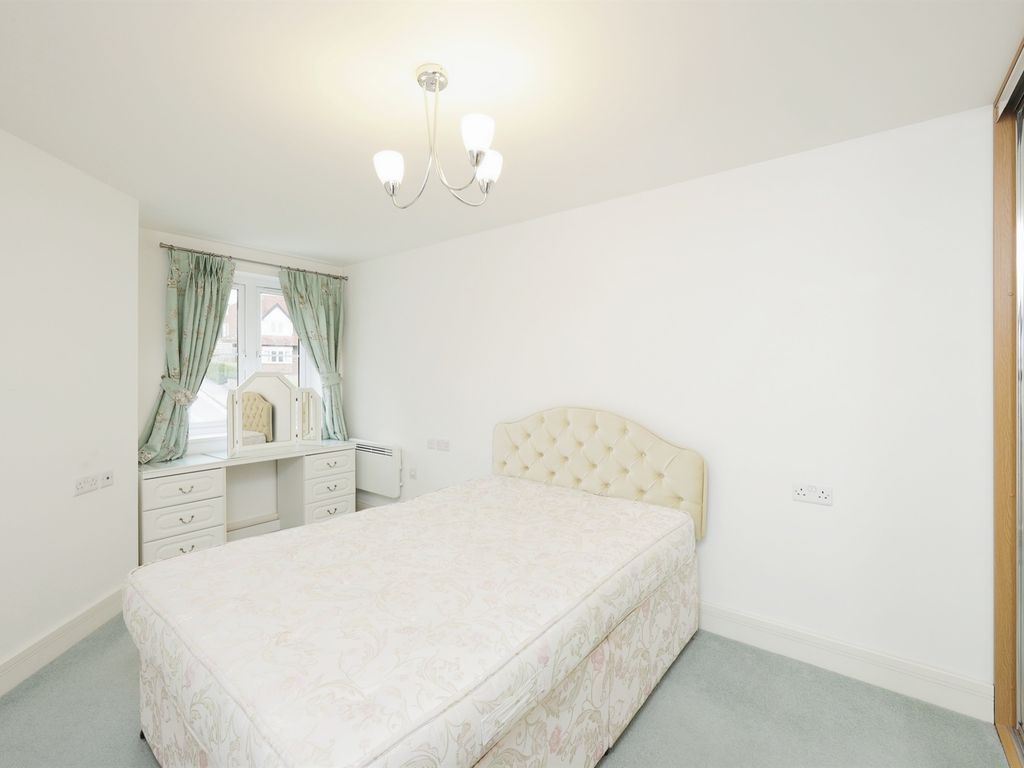 1 bed flat for sale in Bellingdon Road, Chesham HP5, £210,000