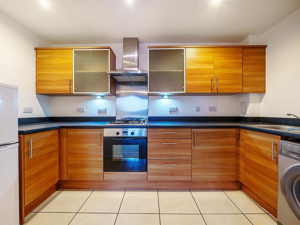 1 bed flat for sale in Wynne Court, Raven Close, Watford WD18, £240,000