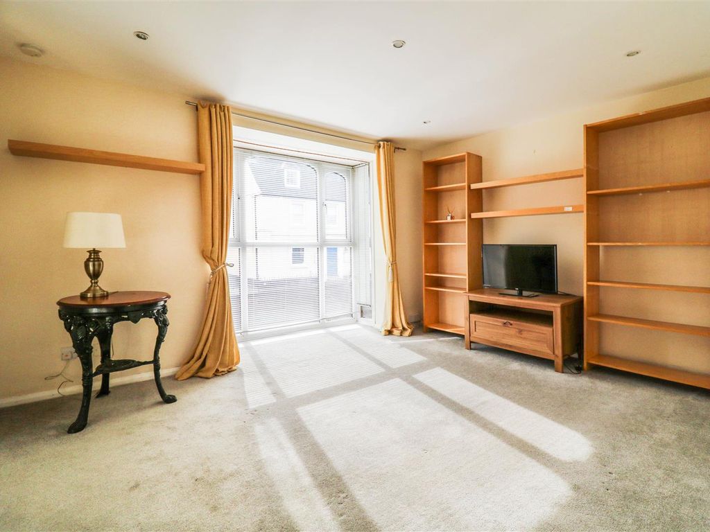 2 bed flat for sale in Black Bear Court, High Street, Newmarket CB8, £155,000