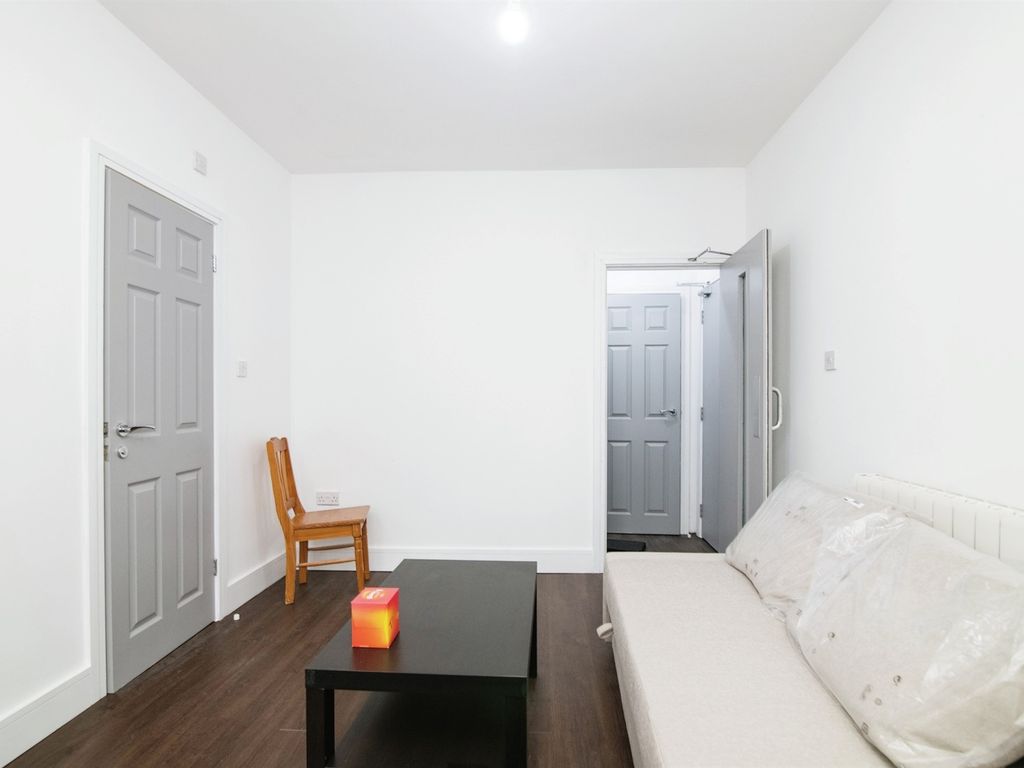 1 bed flat for sale in Bearwood Road, Bearwood, Smethwick B66, £150,000