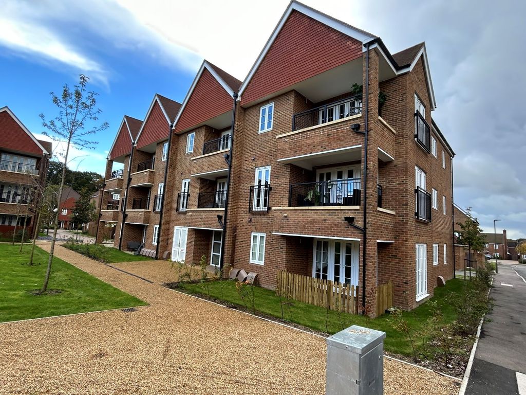 1 bed flat for sale in Beatrice Square, Tadworth KT20, £230,000