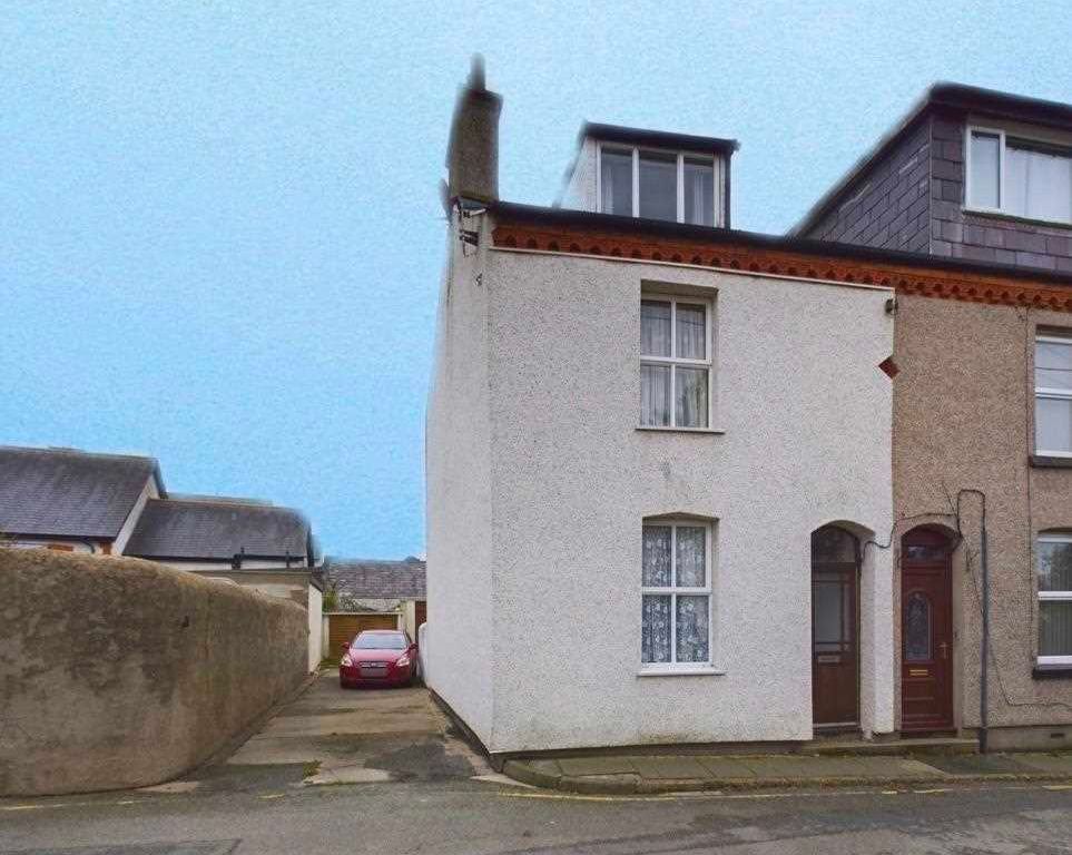 3 bed end terrace house for sale in Cemaes Bay LL67, £215,000