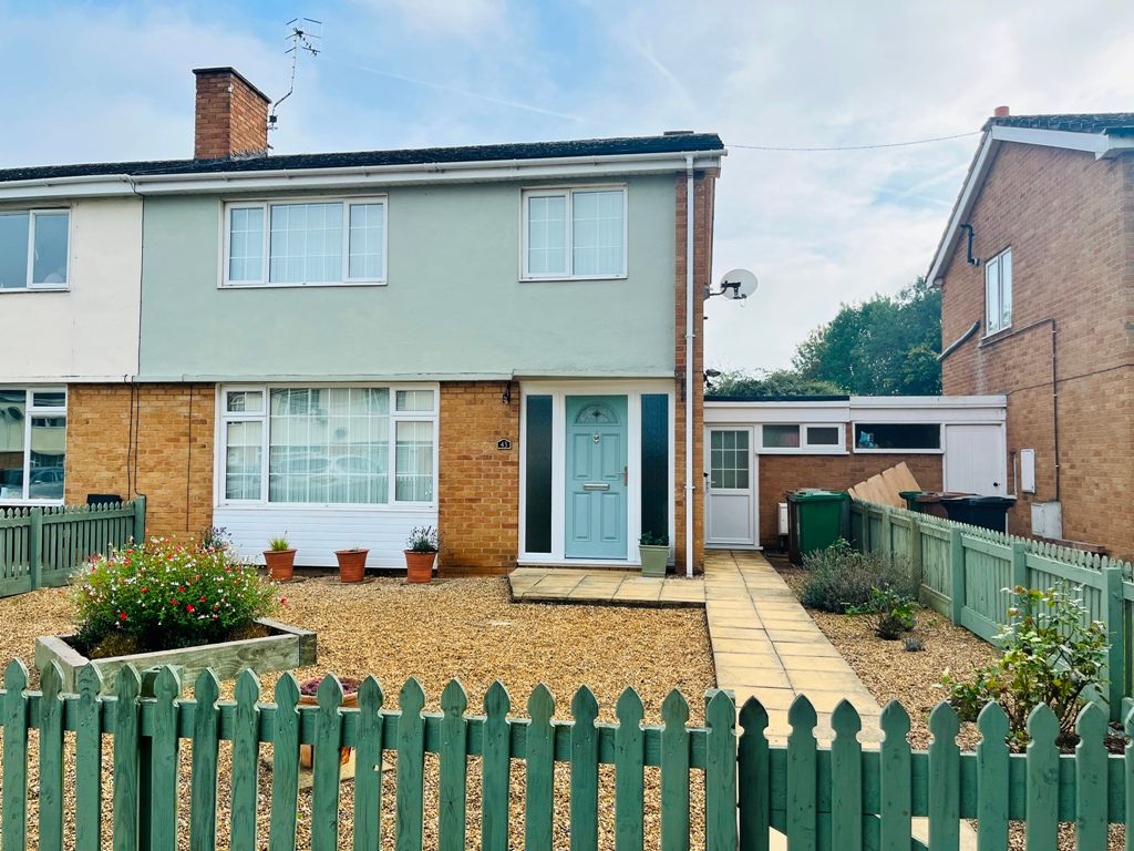 3 bed semi-detached house for sale in Meadow Road, Evesham WR11, £250,000