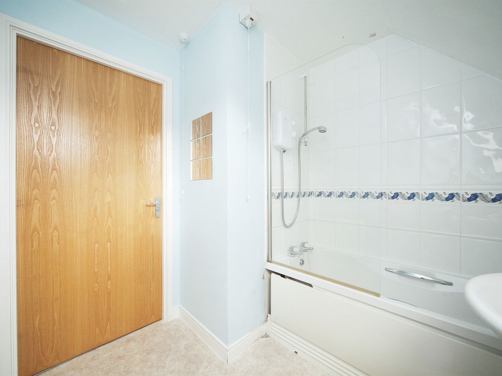 2 bed flat for sale in Park View, Cotford St. Luke, Taunton TA4, £160,000