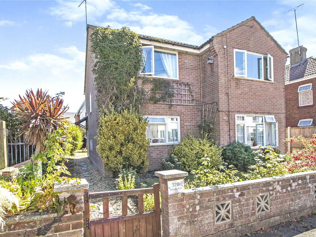 2 bed flat for sale in Ivor Road, Poole BH15, £235,000