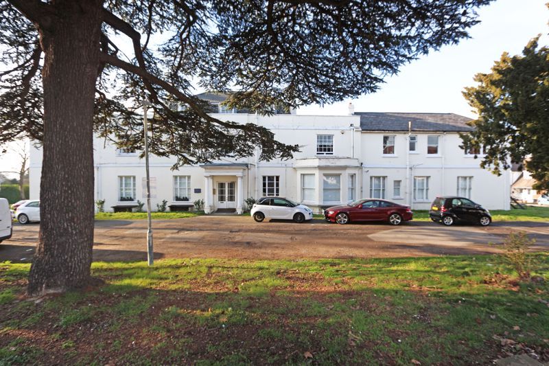 1 bed flat for sale in Thurlby Close, Woodford Green IG8, £300,000