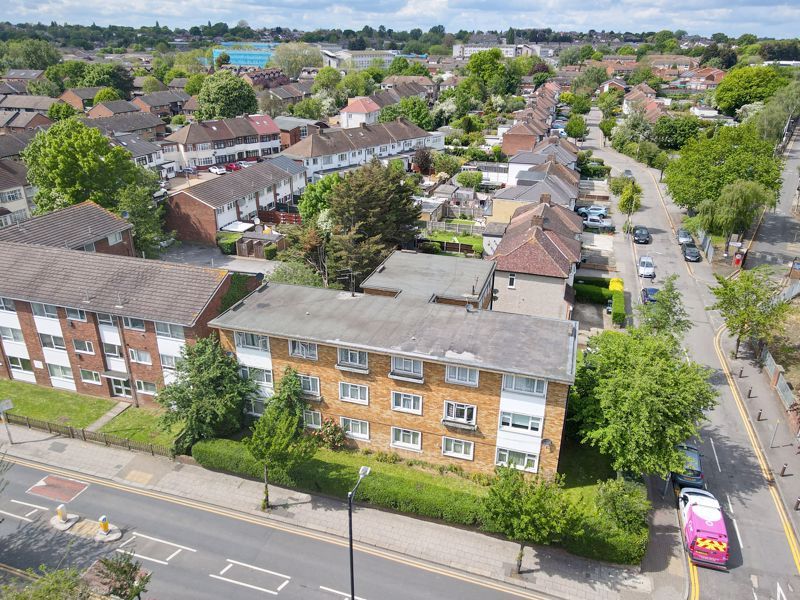 2 bed flat for sale in New North Road, Ilford IG6, £300,000