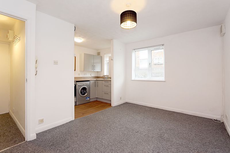1 bed flat for sale in New North Road, Ilford IG6, £210,000