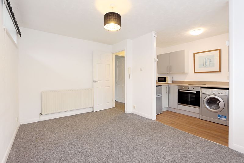 1 bed flat for sale in New North Road, Ilford IG6, £210,000