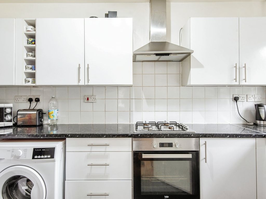 1 bed flat for sale in Beachborough Road, Bromley BR1, £265,000