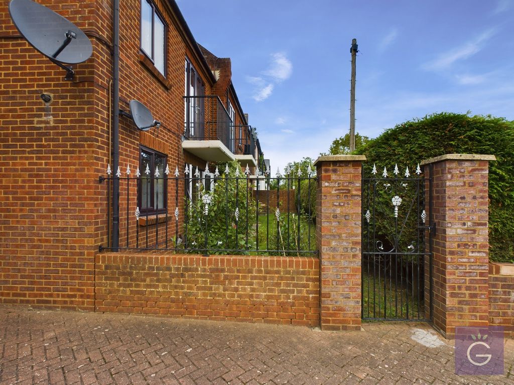1 bed flat for sale in Station Road, Twyford RG10, £250,000