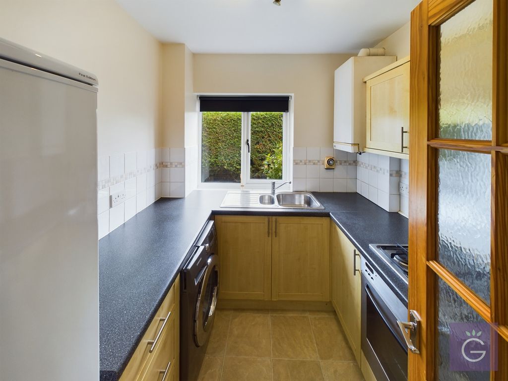 1 bed flat for sale in Station Road, Twyford RG10, £250,000