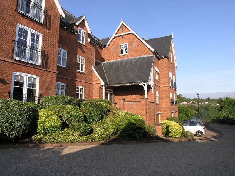 2 bed flat for sale in Kinver Mount, Comber Grove, Kinver, Near Stourbridge DY7, £315,000