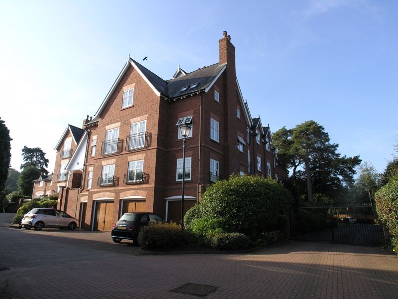 2 bed flat for sale in Kinver Mount, Comber Grove, Kinver, Near Stourbridge DY7, £315,000