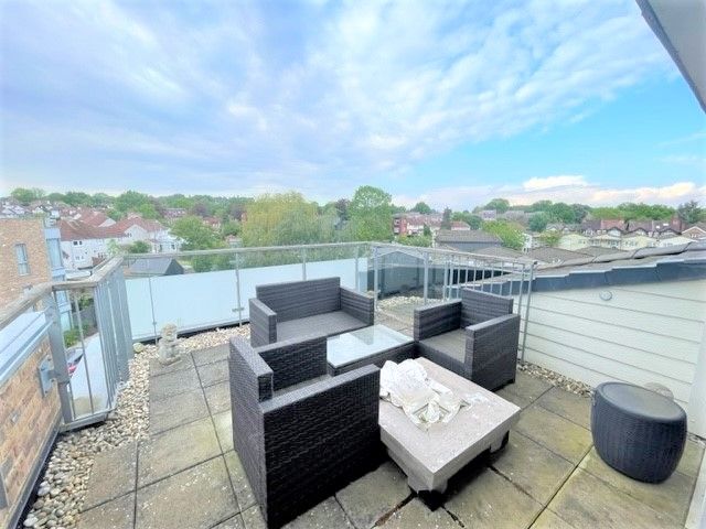 1 bed flat for sale in Caulfield Gardens, Pinner HA5, £300,000