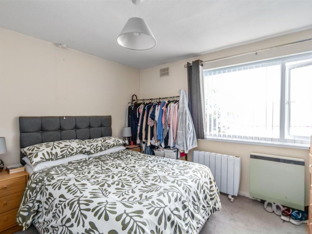 1 bed flat for sale in Old Lode Lane, Solihull B92, £125,000