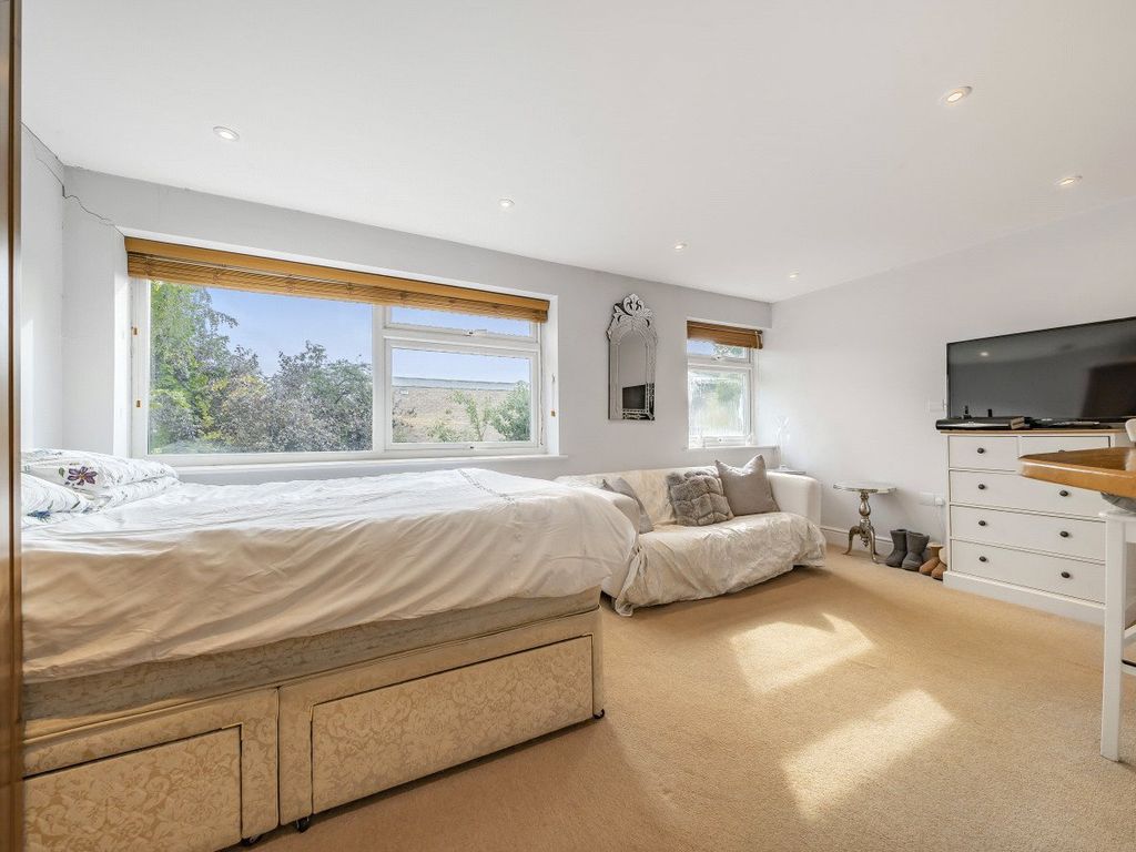 1 bed flat for sale in Harvey Road, Guildford, Surrey GU1, £190,000