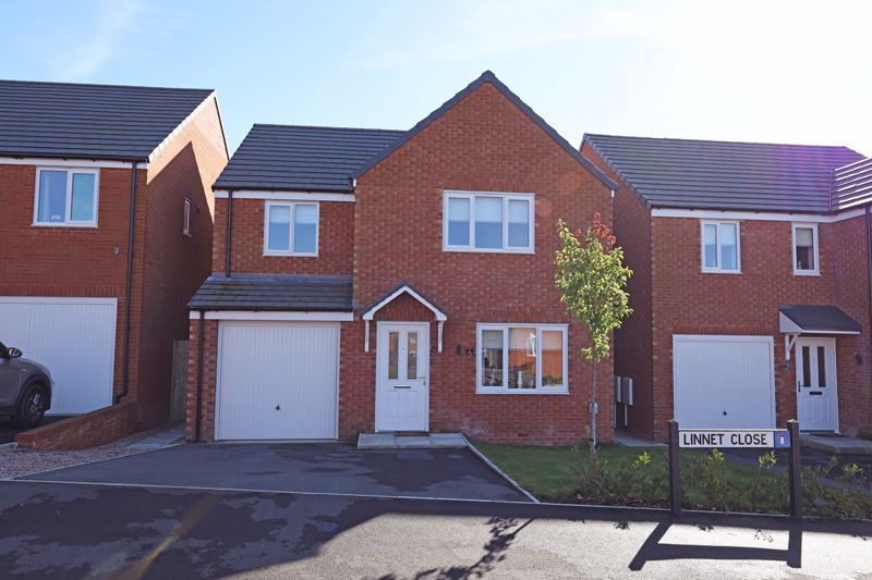 4 bed detached house for sale in Linnet Close, Newcastle ST5, £280,000