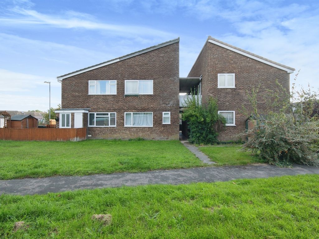 1 bed flat for sale in Barns Road, Ferndown BH22, £115,000