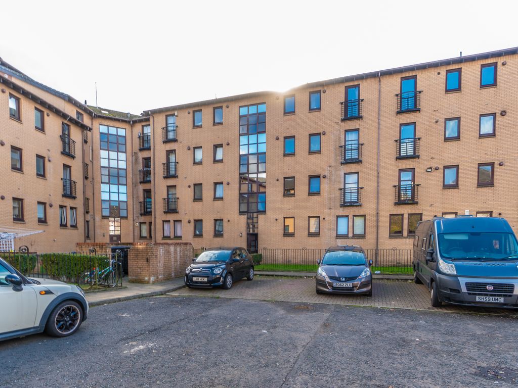 2 bed flat for sale in Dumbarton Road, Glasgow G14, £89,000