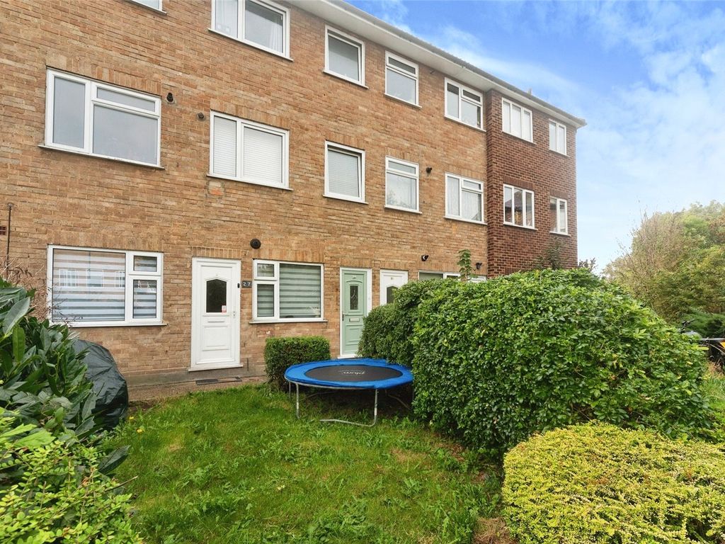 2 bed maisonette for sale in May Close, Chessington KT9, £325,000
