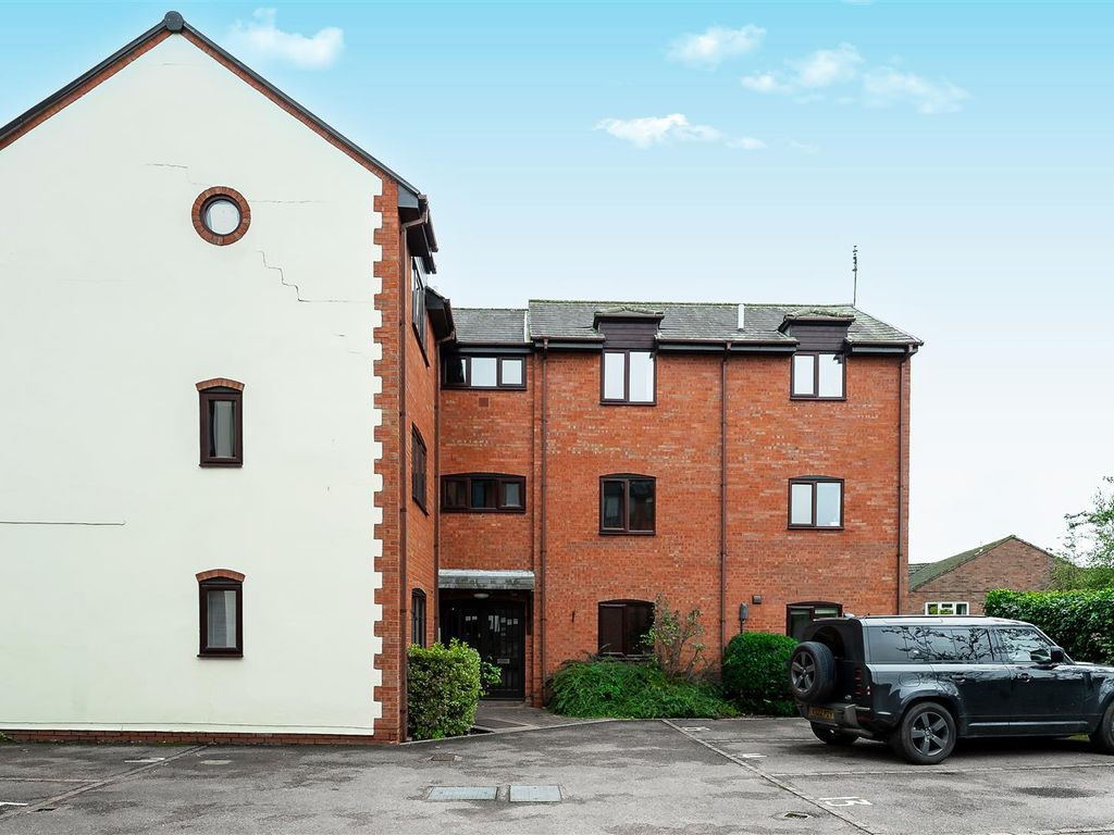 1 bed flat for sale in Bull Street, Southam CV47, £140,000