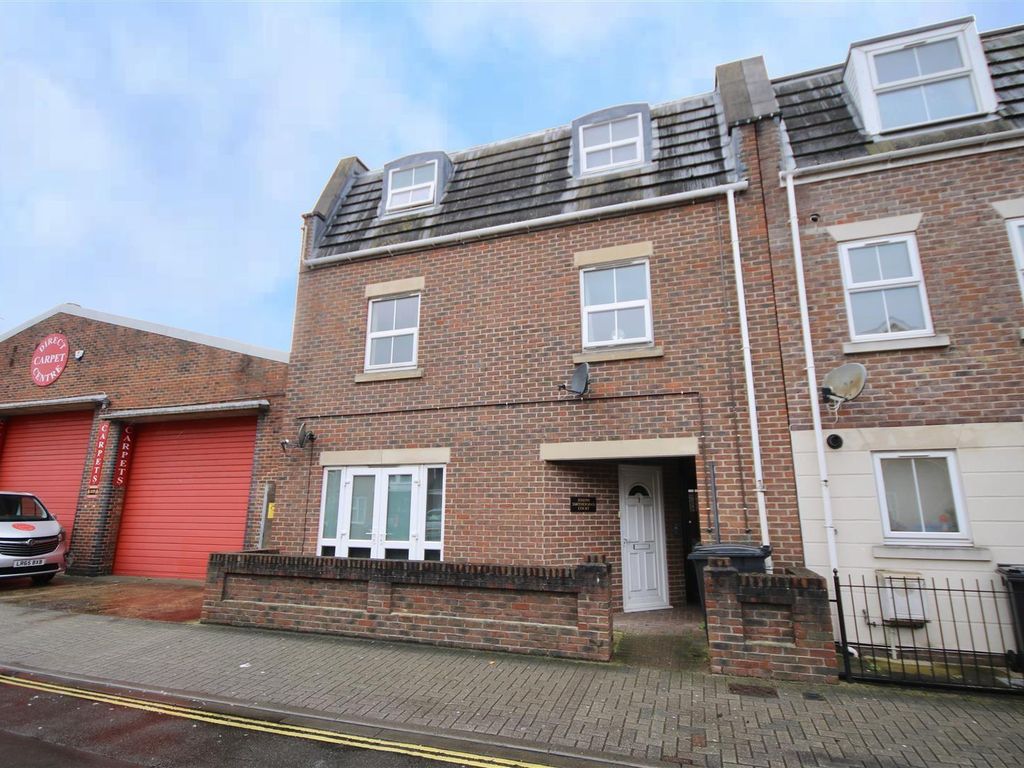 2 bed flat for sale in Claremont Road, Portsmouth PO1, £150,000