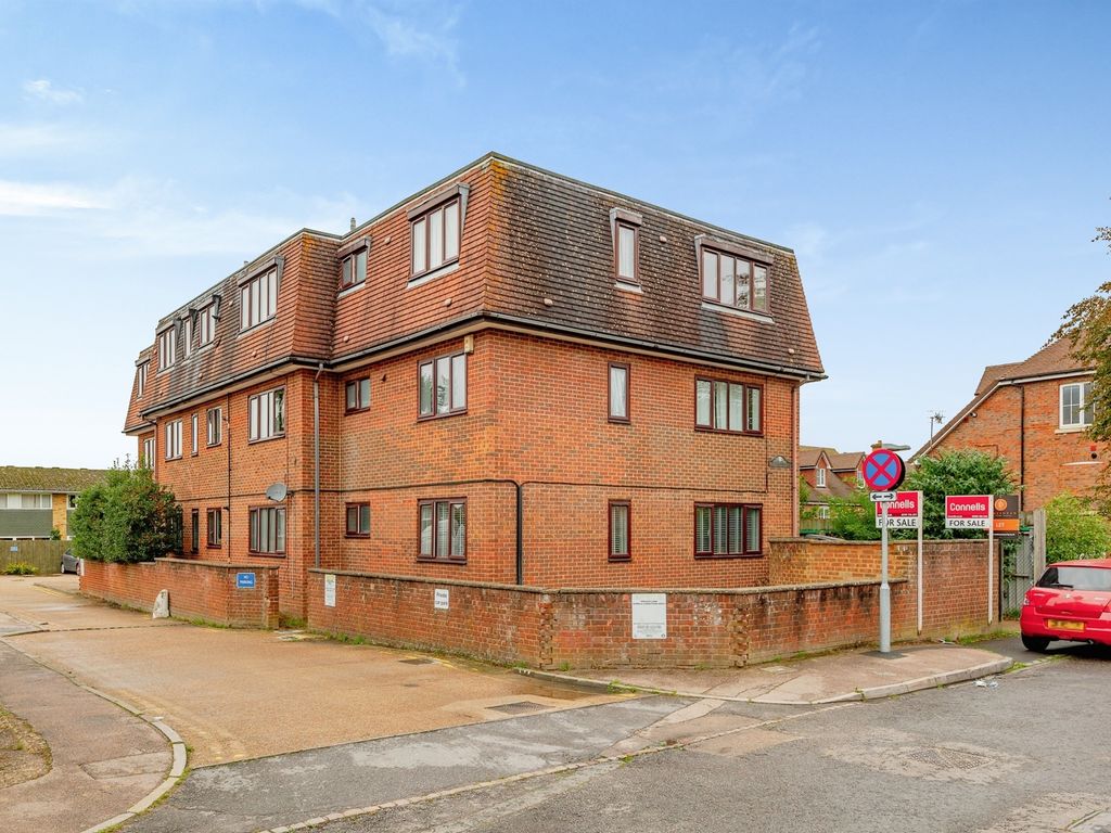 1 bed flat for sale in Brighton Road, Salfords, Redhill RH1, £200,000